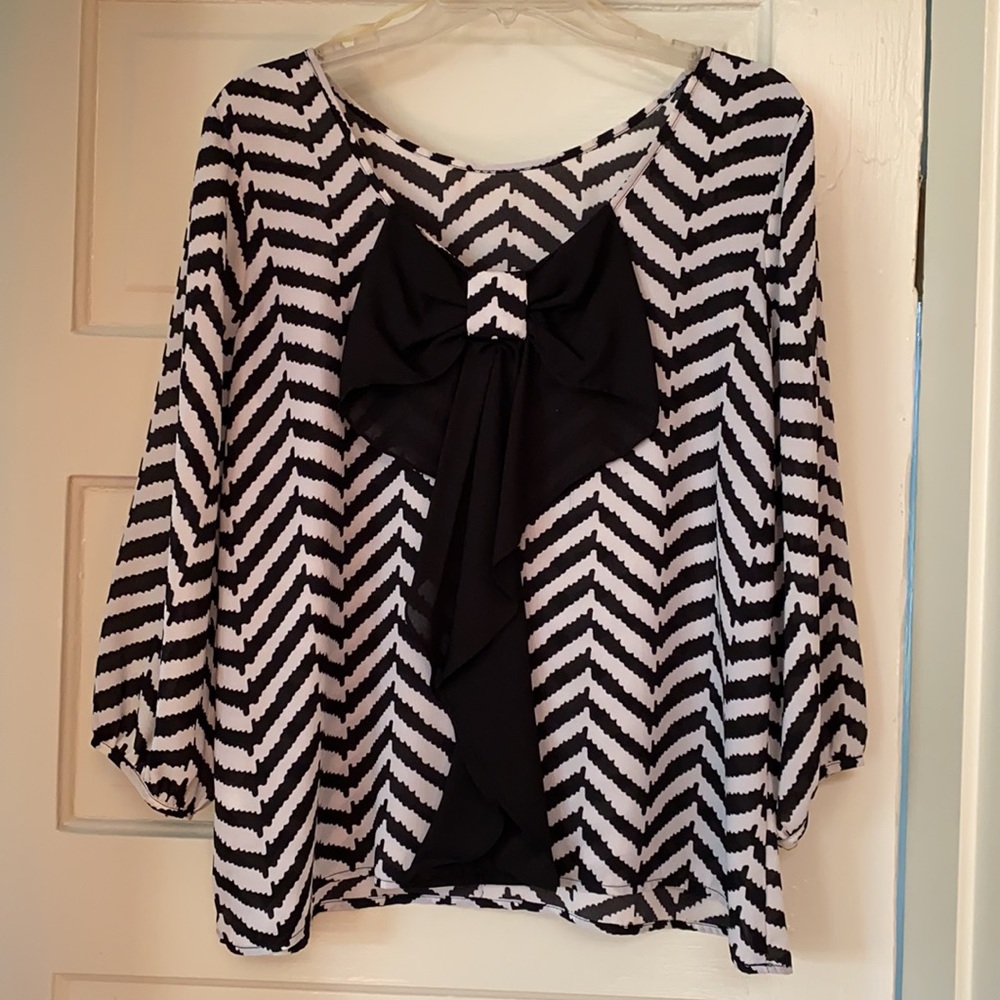 Boutique summer top with bow in back